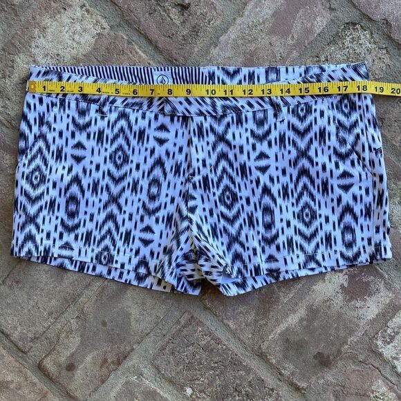 Volcom Black/White Geometric Chino Board Shorts Juniors Size 13 - Picture 8 of 11